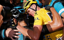 Chris Froome chạm vào Áo vàng chung cuộc