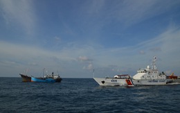Bắt 2 tàu nước ngoài sang trái phép xăng dầu trên biển Việt Nam