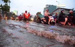 Chỉ một cơn mưa đường phố Sài Gòn ngập sâu tạo... "sóng”!