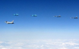 Xem video phản lực Anh chặn 10 máy bay chiến đấu Nga
