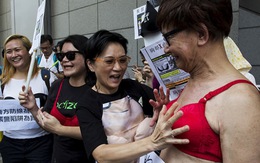 Biểu tình phản đối vụ xử một phụ nữ "dùng ngực tấn công"
