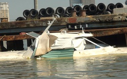 Bỏ mặc xác tàu cao tốc hỏng trôi nổi trên sông Sài Gòn
