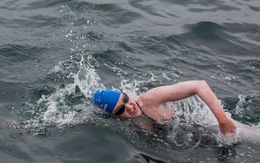 Người phụ nữ đầu tiên bơi 48km từ Farallon đến Cầu Cổng Vàng