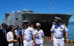 Siêu bệnh viện và tàu đổ bộ hải quân Mỹ đến Tiên Sa