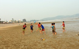 Ngày hè sôi động ở bãi biển Hải Thanh