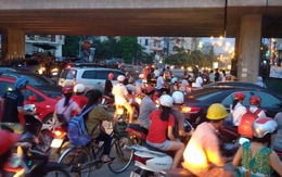 Người dân Hà Nội ngày đầu cấm đường