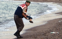 Đau nhói hình cậu bé di cư 3 tuổi chết thảm ở bờ biển