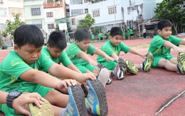 ​Quanh quẩn bên bàn học, trẻ "bụng bự" ngày càng nhiều