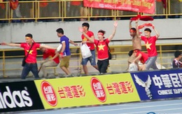​HLV Đài Loan không hài lòng vì CĐV VN nhảy xuống sân