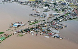 Sông tiếp tục vỡ bờ, 23 người Nhật mất tích