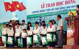 Trao 63 suất học bổng cho học sinh giỏi vượt khó