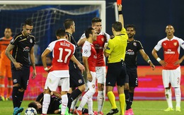 ​Giroud nhận thẻ đỏ, Arsenal trắng tay ngày ra quân