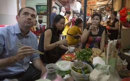​Đại sứ Pháp ăn bún đậu mắm tôm ở ngõ chợ bình dân