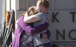 Sinh viên bàng hoàng, khóc nức nở sau thảm sát tại Mỹ