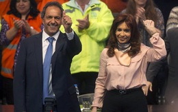 62 tuổi, nữ tổng thống Argentina vẫn "quậy tưng" sân khấu