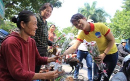 "Lần đầu tiên trong đời tui nhận một bông hoa"