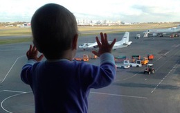 Ảnh bé 10 tháng tuổi thành biểu tượng thảm kịch máy bay rơi