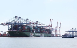​“Siêu tàu container” cập cảng Cái Mép thành công