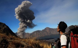 ​Núi lửa phun, Indonesia đóng cửa sân bay Bali
