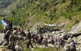 Xe khách rơi xuống dốc đá ở Nepal, 34 người chết