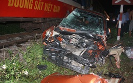 Ôtô băng qua đường sắt bị tàu tông nát, 4 người nguy kịch