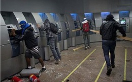 Nhóm người nước ngoài đục trụ ATM  trộm nhiều tỉ đồng