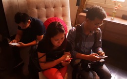 Người trẻ Việt xài điện thoại 15 giờ mỗi tuần