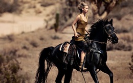 Jennifer Lawrence cưỡi ngựa "đẹp huyền bí"