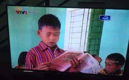 Hình ảnh học sinh cầm sách ngược không quay ở Lào Cai