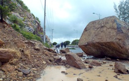 Tảng đá 6m3 rơi xuống đường Nha Trang - sân bay Cam Ranh