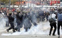 ​Cảnh sát đụng độ người biểu tình chống biến đổi khí hậu tại Paris
