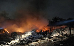 500m2 nhà xưởng đổ sập trong đêm vì “bà hỏa”