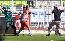 CĐV Chile đánh nhau đổ máu trên sân