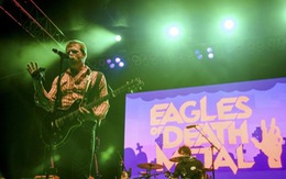 Eagles of Death Metal quay lại Paris biểu diễn sau khủng bố