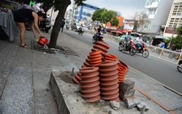 ​Lởm chởm dây điện trên đường phố Sài Gòn