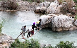 ​Điểm tin: Qua sông bằng hai sợi cáp ở Quảng Trị
