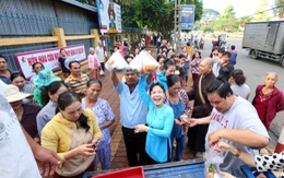 Việt Hương mang 1.000 suất ăn cho người lao động nghèo
