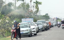 Bạn đọc làm thơ "tặng" đoàn xe công đi ăn giỗ