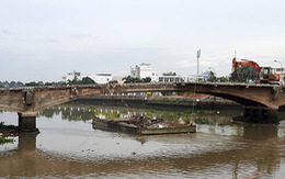 Công nhân tháo dỡ cầu Đúc trăm tuổi rớt sông mất tích