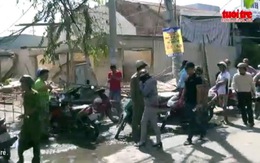 Video: Đào bới gạch đá cứu công nhân bị tường sập đè