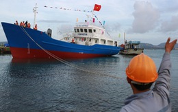 Hạ thủy tàu  vỏ thép dịch vụ nghề cá  Hoàng Sa