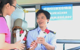 Tặng hoa cho tài xế xe buýt