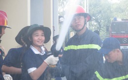 500 học sinh trải nghiệm làm cảnh sát phòng cháy chữa cháy