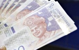 Tạm giữ nghi can Malaysia dùng tiền giả đổi tiền thật