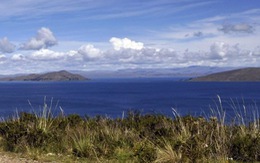 ​Bolivia và Peru cùng làm sạch hồ nước ngọt lớn nhất Nam Mỹ