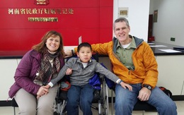 Kết thúc có hậu cho cậu bé bại liệt bị bỏ rơi ở Trung Quốc