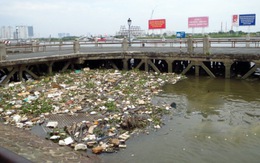 Có một bãi rác gần phố đi bộ Nguyễn Huệ, sao không dọn?