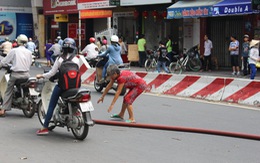 Hai phụ nữ ra đường chặn xe cán ống nước chữa cháy