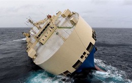 "Tàu ma" chở đầy gỗ đang lao thẳng vào bờ biển Pháp