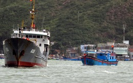 Tàu hải quân cứu tàu cá gặp nạn ở Hoàng Sa